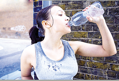 8 Cách uống nước có hại cho sức khỏe - Spa Việt Nam